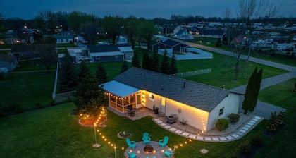 Updated home on 2/3 acre w/ HOT TUB and BOAT DOCK! Walk to 3 bars/eateries