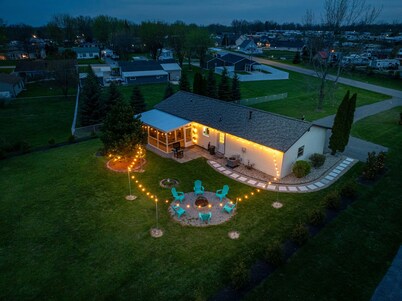 Updated home on 2/3 acre w/ HOT TUB and BOAT DOCK! Walk to 3 bars/eateries