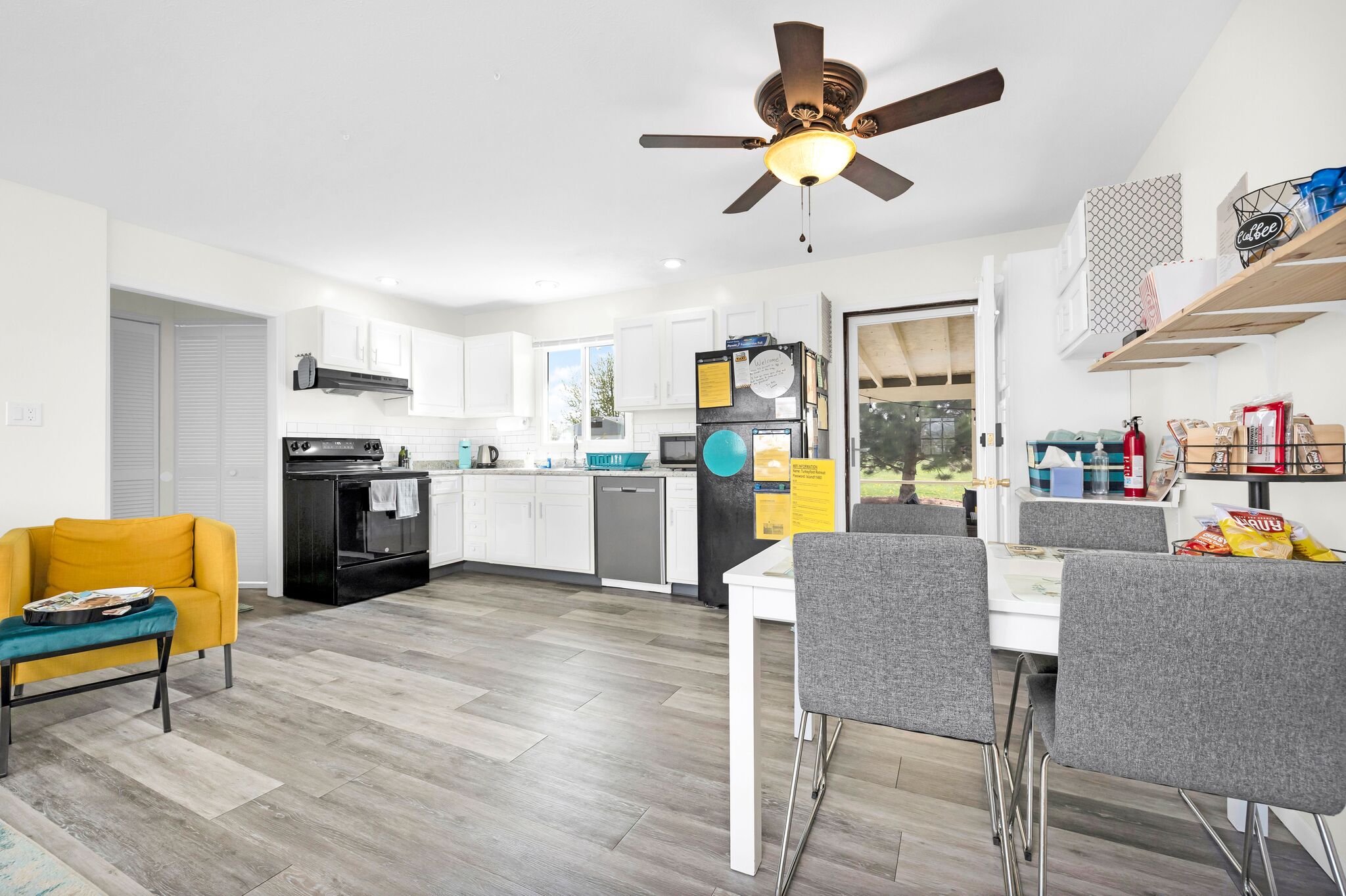 Jääkaappi, mikroaaltouuni, uuni, liesi