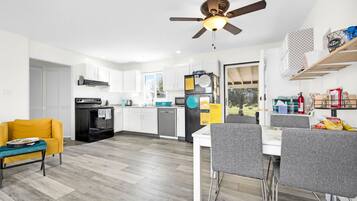 Jääkaappi, mikroaaltouuni, uuni, liesi