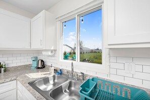 Réfrigérateur, four à micro-ondes, un four, surface de cuisson