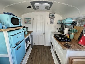 Refrigerador, microondas y toallas de papel