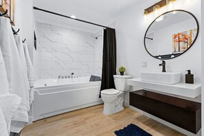 Tina de hidromasaje, secadora de cabello, toallas, jabón