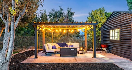 The Cozy Cabin: Riverton Retreat Getaway
