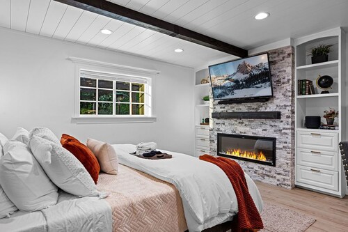 The Cozy Cabin: Riverton Retreat Getaway