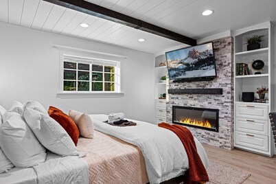 The Cozy Cabin: Riverton Retreat Getaway