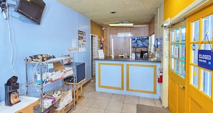 DELUXE ROOMS MOTEL - Newly Remodeled- 4+ Reviews - Big Parking - Trinity TX.