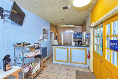 DELUXE ROOMS MOTEL - Newly Remodeled- 4+ Reviews - Big Parking - Trinity TX.