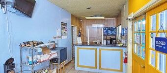 DELUXE ROOMS MOTEL - Newly Remodeled- 4+ Reviews - Big Parking - Trinity TX.