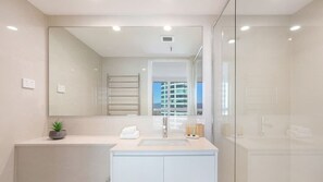 Shower, hair dryer, shampoo - 32D Peninsula 32nd Floor Beach Views Parking (Surfers Paradise)