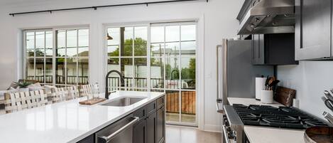 Kylskåp, mikrovågsugn, ugn och spishäll