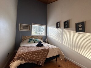 3 bedrooms, travel cot, free WiFi, bed sheets