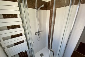 淋浴设施、吹风机、毛巾、肥皂