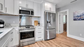 KĂŒhlschrank, Mikrowelle, Ofen, Herdplatte