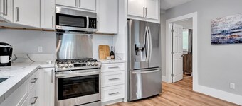 Steps to 2nd Street Dining and Shopping, Entire House In Belmont Shore