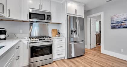 Steps to 2nd Street Dining and Shopping, Entire House In Belmont Shore