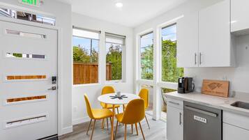 Classic Single Room | Shared kitchen facilities | Fridge, microwave, oven, stovetop