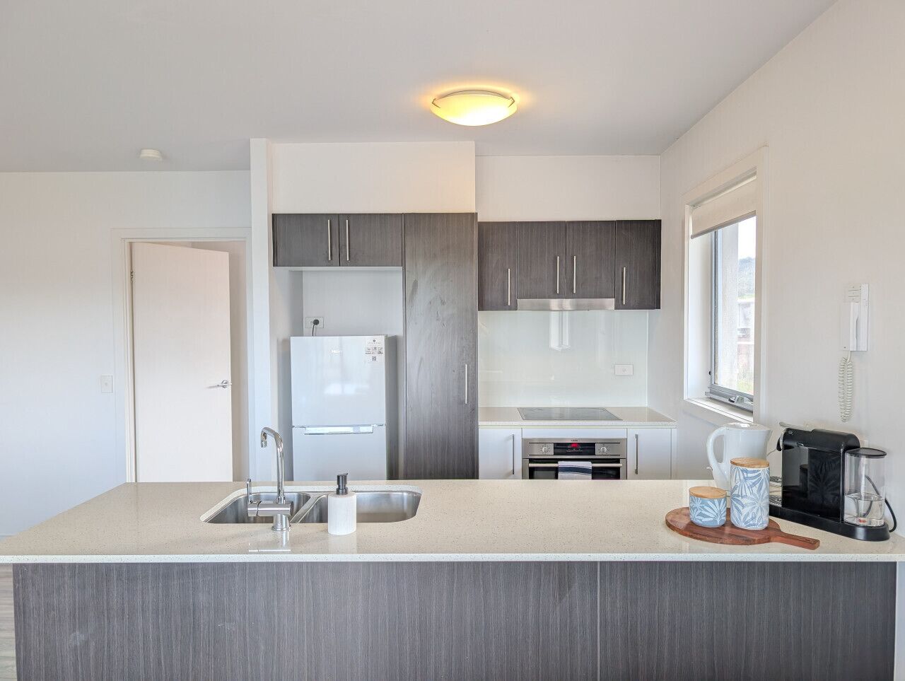 Geladeira, micro-ondas, fogão, cooktop