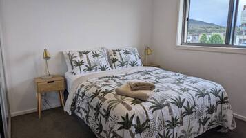 2 habitaciones, escritorio, tabla de planchar con plancha y wifi