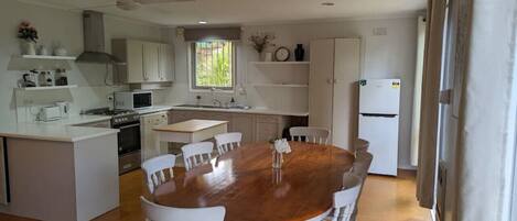 Jääkaappi, mikroaaltouuni, uuni, liesi