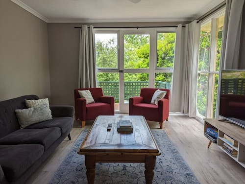 Happy & Spacious Home (nr hospital) @Garran