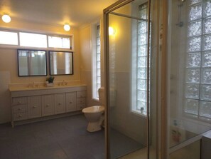 Hair dryer - Happy & Spacious Home (nr hospital) @Garran (Garran)