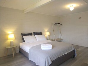 4 bedrooms, iron/ironing board, WiFi, bed sheets