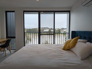 2 bedrooms, desk, WiFi, bed sheets - Double-Storey Brand New Townhouse (Greenway)