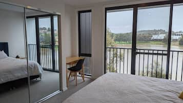 2 bedrooms, desk, WiFi, bed sheets