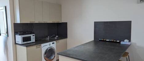 Réfrigérateur, micro-ondes, four, plaque de cuisson