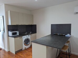 Fridge, microwave, oven, stovetop - Spacious 2 bedroom apartment @Kingston Foreshore (Kingston)
