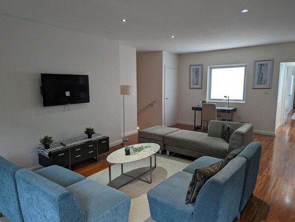 TV - Spacious 2 bedroom apartment @Kingston Foreshore (Kingston)