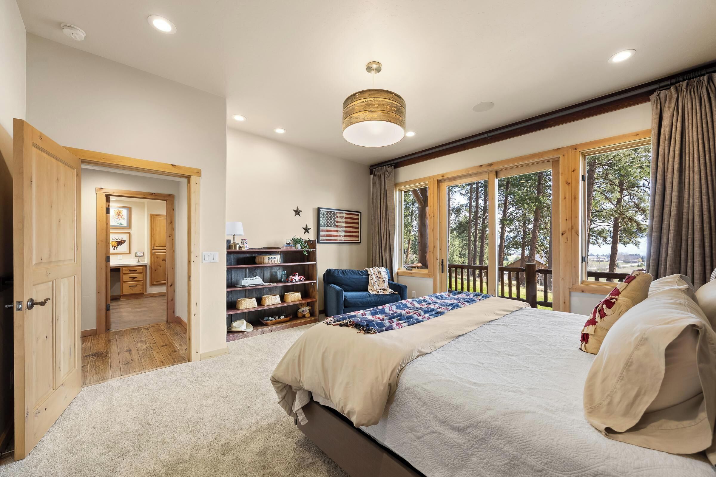 3 bedrooms, desk, iron/ironing board, travel cot