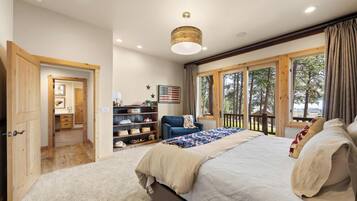 3 bedrooms, desk, iron/ironing board, travel cot