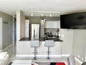 Condo | In-room dining - Stunning Views Best Locale Hilo 2BRCondo (Hilo)