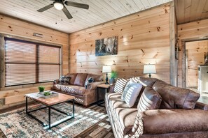 Smart TV, fireplace, video games, table football - 10%SALE!/Indoor Pool/Pets/Arcades/Foosball/Basketball/Corn Hole/Quiet Community (Sevierville)