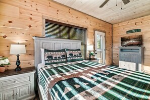 4 bedrooms, iron/ironing board, travel cot, free WiFi - 10%SALE!/Indoor Pool/Pets/Arcades/Foosball/Basketball/Corn Hole/Quiet Community (Sevierville)