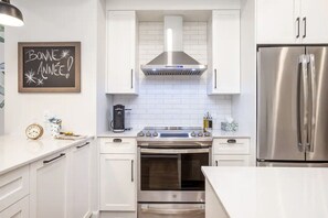 Fridge, microwave, oven, stovetop - Superbe Appartement Authentique Monlimoilou (Québec City)