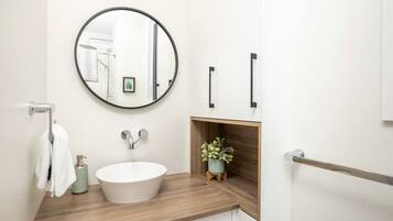 Hiustenkuivaaja, pyyhkeet, saippua, sampoo