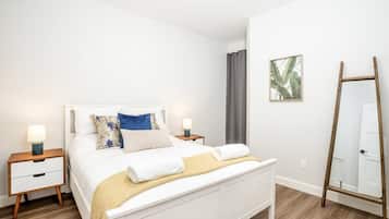 3 habitaciones, escritorio y tabla de planchar con plancha