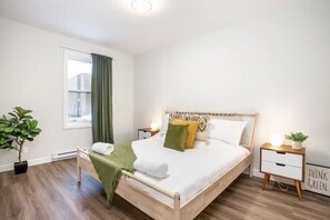 3 chambres, bureau, fer et planche à repasser, lit parapluie