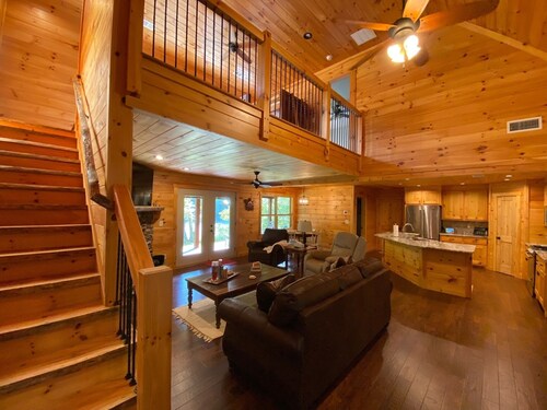 Blue Ridge Cabin within 40 feet of the Toccoa River and Trout Fishing