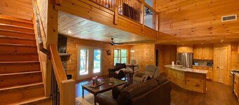 Blue Ridge Cabin within 40 feet of the Toccoa River and Trout Fishing 