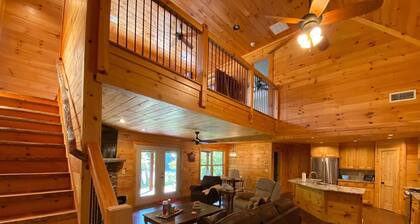Blue Ridge Cabin within 40 feet of the Toccoa River and Trout Fishing