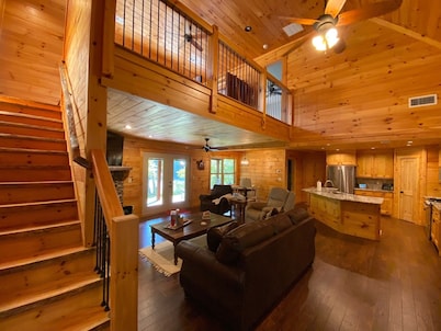 Blue Ridge Cabin within 40 feet of the Toccoa River and Trout Fishing