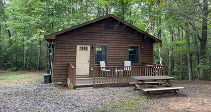 Private cozy cabin in the woods with great view!