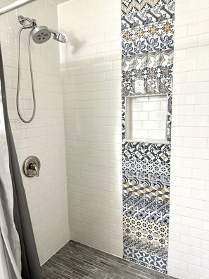 Shower, hair dryer, towels, soap - Private cozy cabin in the woods with great view! (Murphy)