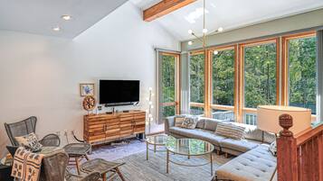Smart TV, fireplace, video games, table tennis