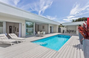 Outdoor pool, pool loungers - Villa Varia (Rarotonga)