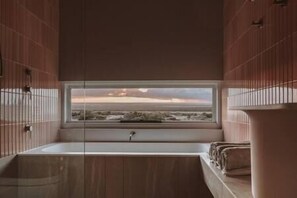 Suihku, hiustenkuivaaja, pyyhkeet